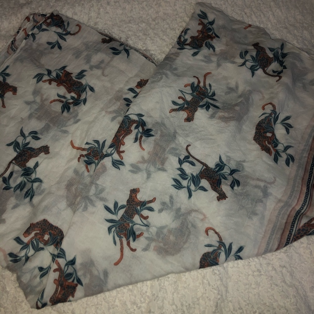 🎁Ann Taylor Cheetah Scarf🎁